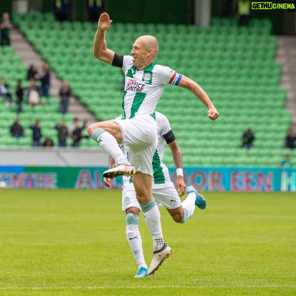 Arjen Robben Instagram - Trots en blij om in het eigen stadion te spelen!💚 @fcgroningen Hitachi Capital Mobility Stadion