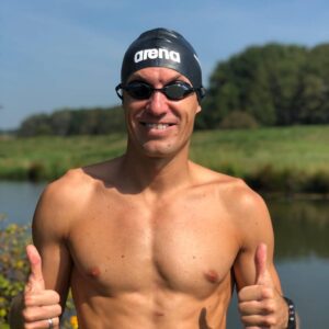 Arjen Robben Instagram - Aan het materiaal ligt het niet! @ranomikromo bedankt! Bril en badmuts zitten als gegoten. Als het nu niet lukt... We zijn er klaar voor! 🏊💪 #gsc2019 #groningenswimchallenge #umcgkankerresearchfonds @groningenswimchallenge