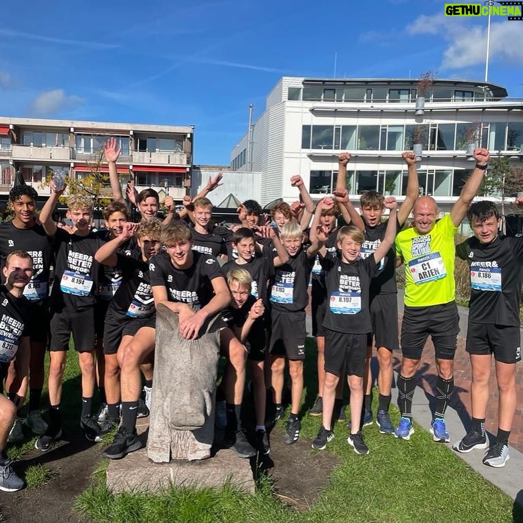 Arjen Robben Instagram - Prachtige zondag gehad tijdens de @4mijl van Groningen!☀️ Bedankt voor alle support en de goede organisatie. Samen met Be Quick onder-15 en @erbenwennemars aandacht gevraagd voor het @jeugdfondssportencultuur, want ieder kind moet kunnen sporten. Samen @meerenbeterbewegen. Bedankt voor de donaties en tot volgend jaar! 4 Mijl Groningen