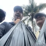 Arjun Rampal Instagram - A morning well spent in cleaning our mess. A beach clean up initiative of honourable Prime Minister @narendramodi ji call for #ektareekhekghantaeksaath shramdaan for swachchhata. Organised by Principle director of IT. Shri #SushilMadhuk #goatourism #rotaryclub #elshaddai. And a large amount of volunteers and environmental enthusiasts. Great job everyone. I hope everyone around our country doing their bit. #SwachhataHiSeva #CleanlinessCampaign #miramarbeach #Goa. #1stOct