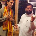 Arjun Rampal Instagram - Sought the blessings of Lord Ganesha, at the residence of honourable CM Shri Eknath Shinde ji. @mieknathshinde ji thank you for your gracious hospitality and making me do the Arti. May Lord Ganesha always bless you and your family with strength, health and success. #JaiGanesha #ganpatibappamorya