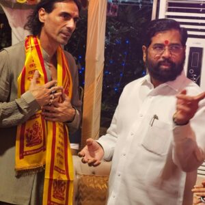 Arjun Rampal Instagram - Sought the blessings of Lord Ganesha, at the residence of honourable CM Shri Eknath Shinde ji. @mieknathshinde ji thank you for your gracious hospitality and making me do the Arti. May Lord Ganesha always bless you and your family with strength, health and success. #JaiGanesha #ganpatibappamorya