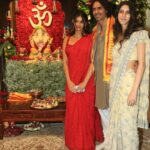 Arjun Rampal Instagram - Sought the blessings of Lord Ganesha, at the residence of honourable CM Shri Eknath Shinde ji. @mieknathshinde ji thank you for your gracious hospitality and making me do the Arti. May Lord Ganesha always bless you and your family with strength, health and success. #JaiGanesha #ganpatibappamorya