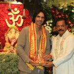 Arjun Rampal Instagram - Sought the blessings of Lord Ganesha, at the residence of honourable CM Shri Eknath Shinde ji. @mieknathshinde ji thank you for your gracious hospitality and making me do the Arti. May Lord Ganesha always bless you and your family with strength, health and success. #JaiGanesha #ganpatibappamorya