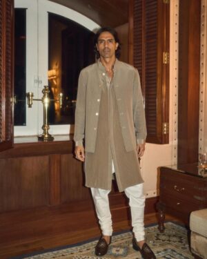 Arjun Rampal Instagram - Celebrating Ganesh Chathurthi with my lovelies Swipe for a surprise 
Wearing @jade_bymk 
Shot by @throwbakc #ganpatibappamorya