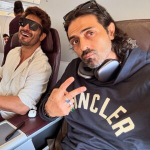 Arjun Rampal Instagram - Ahmedabad we coming….. see you soon @mevidyutjammwal #ahmedabad #flight #crakk