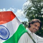 Arjun Rampal Instagram - Mera Bharat mahan, on our day of Independence wishing, all my brothers, sisters, friends and foes. Peace, Prosperity, Patriotism. Let’s cherish our freedom and respect each other. Love each other. Help each other. Let’s make India the greatest nation and example for all mankind to follow. Jai Hind. #happyindependenceday🇮🇳 #harghartiranga #Freedom #proudtobeindian🇮🇳