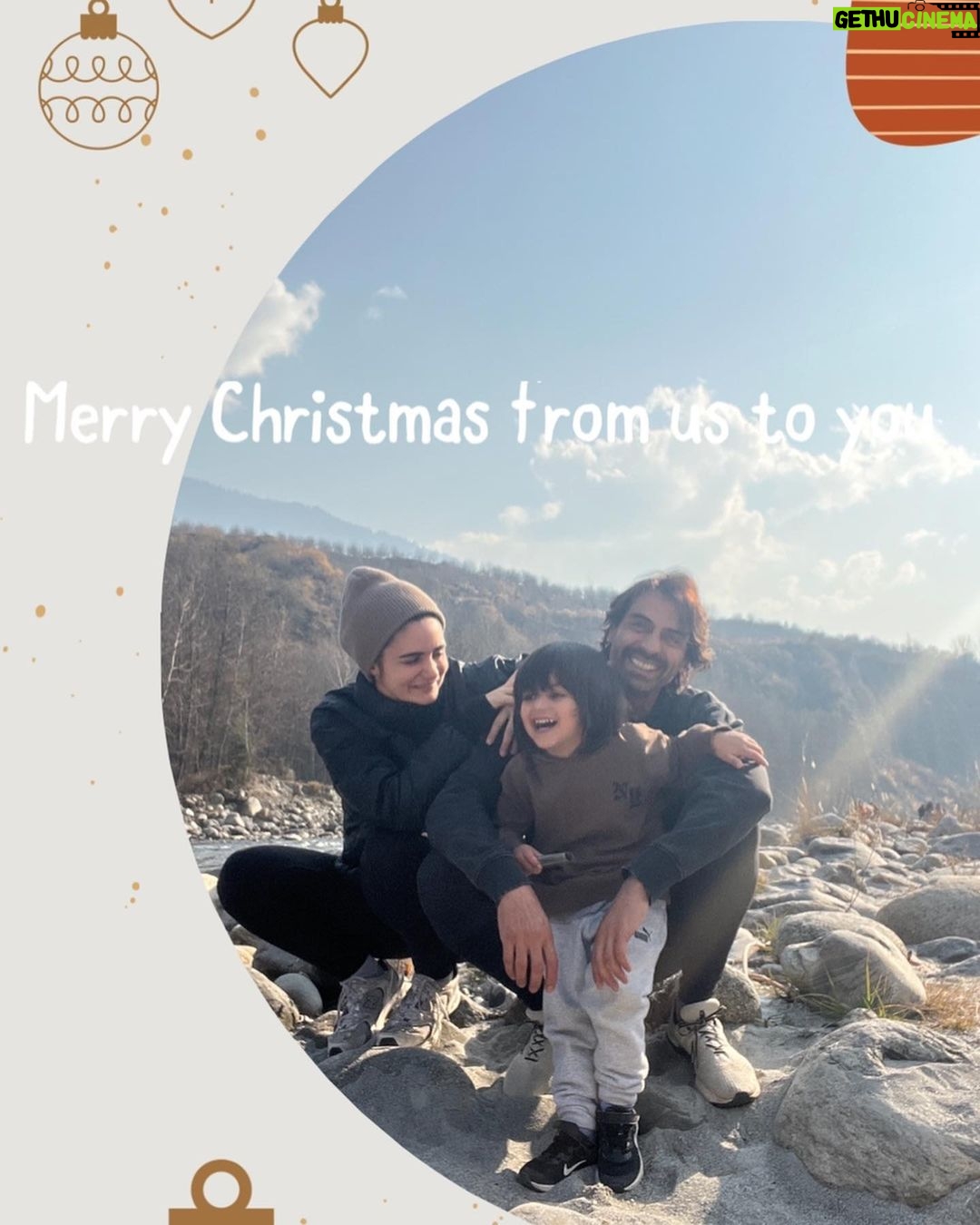 Arjun Rampal Instagram - Wish you all a Merry Christmas 🎄 from the Rampal’s love ❤️ spread it. #merrychristmas🎄