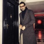 Arjun Rampal Instagram - Woke up feeling …. #crakk #crakkon23rdfeb #crakkthemovie Styled by @bharatg18 Styling team @karish_maa9 Overcoat and trousers @khanijo Turtle neck @weareperona
