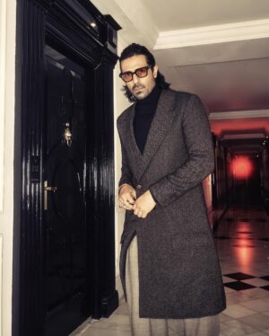 Arjun Rampal Instagram - Woke up feeling …. #crakk  #crakkon23rdfeb  #crakkthemovie 

Styled by @bharatg18
Styling team @karish_maa9
Overcoat and trousers @khanijo
Turtle neck @weareperona