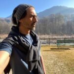 Arjun Rampal Instagram - Good morning. Workout done. Ready Set Go. #kulumanali #tuesday