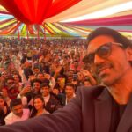 Arjun Rampal Instagram - Started the new year on a perfect note, 67 couples were married today, in Umeta Vadodara. They comprise of orphans or families with members who are unemployed, who couldn’t afford a wedding for their daughters. A match is made. A groom found. Their marriages take place together with a great celebration. Congratulations to the newly weds and wish them a great future together. Thanks to Mr. Allaharakha the whole team of #ThreeMonkeys the #zaryaahfoundation a great initiative. Blessed to be a part of it. #groupmarriage #vadodara #Umeta #Gujarat #celebrations #happynewyear2023