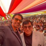 Arjun Rampal Instagram - Started the new year on a perfect note, 67 couples were married today, in Umeta Vadodara. They comprise of orphans or families with members who are unemployed, who couldn’t afford a wedding for their daughters. A match is made. A groom found. Their marriages take place together with a great celebration. Congratulations to the newly weds and wish them a great future together. Thanks to Mr. Allaharakha the whole team of #ThreeMonkeys the #zaryaahfoundation a great initiative. Blessed to be a part of it. #groupmarriage #vadodara #Umeta #Gujarat #celebrations #happynewyear2023