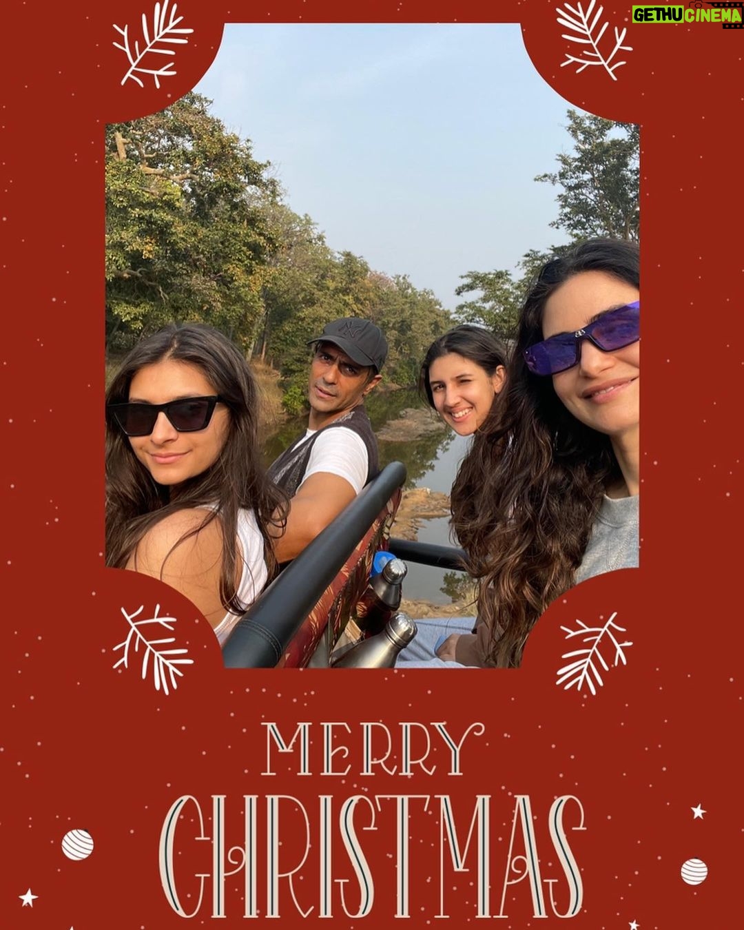Arjun Rampal Instagram - Wish you all a Merry Christmas 🎄 from the Rampal’s love ❤️ spread it. #merrychristmas🎄