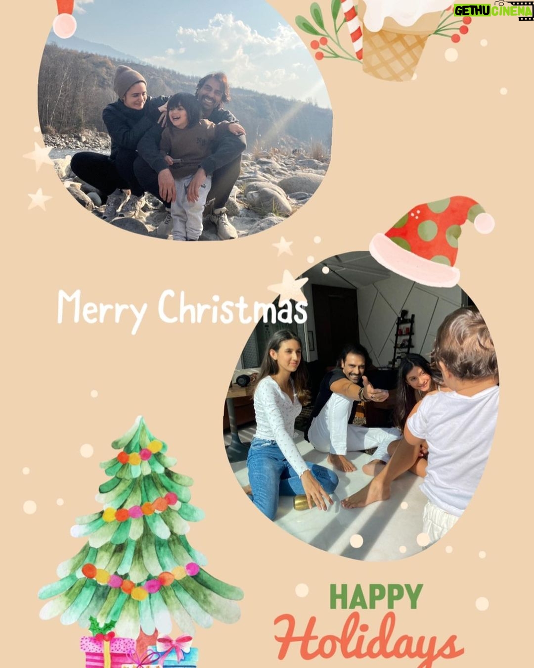 Arjun Rampal Instagram - Wish you all a Merry Christmas 🎄 from the Rampal’s love ❤️ spread it. #merrychristmas🎄