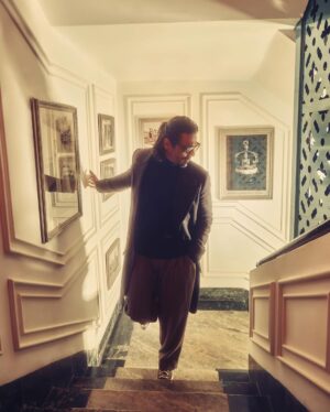 Arjun Rampal Instagram - Woke up feeling …. #crakk  #crakkon23rdfeb  #crakkthemovie 

Styled by @bharatg18
Styling team @karish_maa9
Overcoat and trousers @khanijo
Turtle neck @weareperona