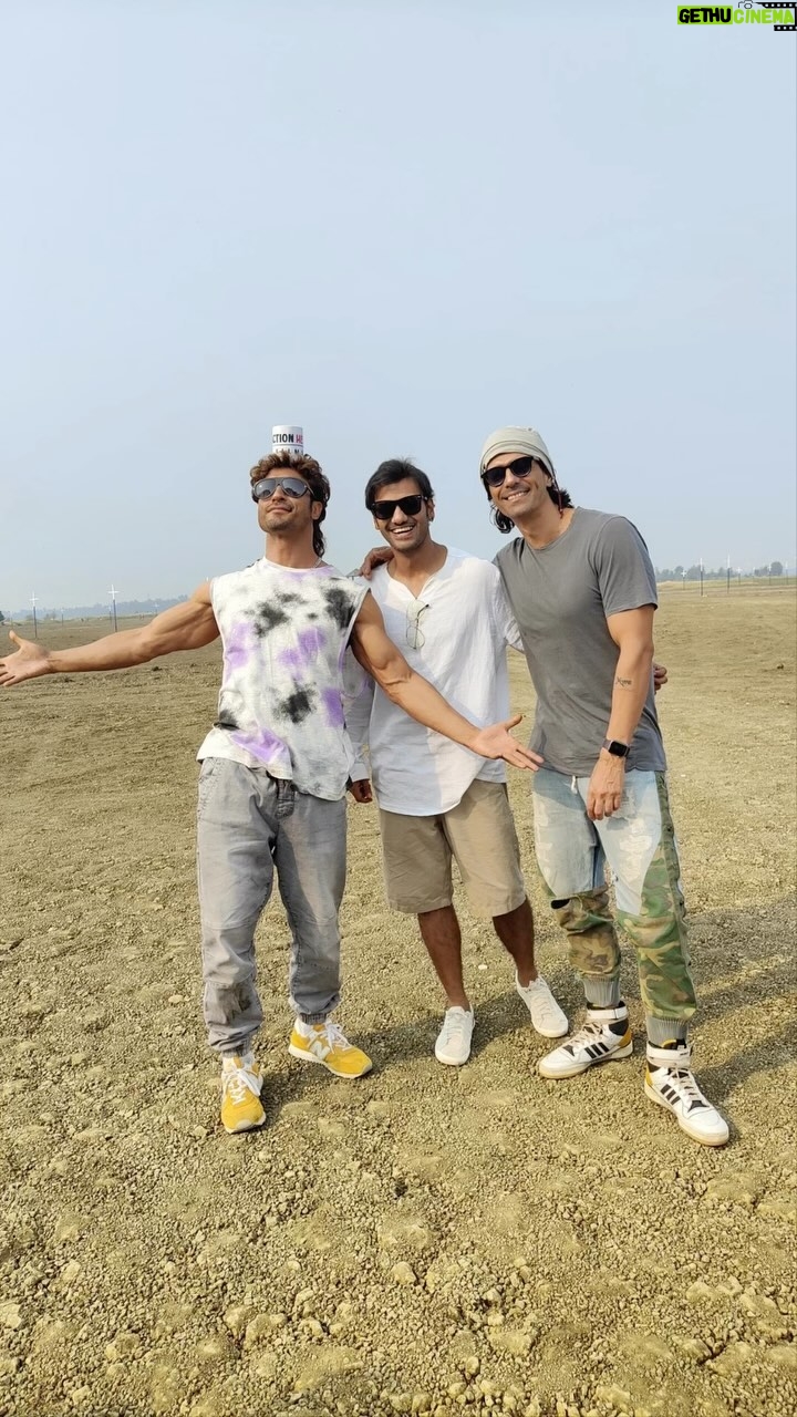 Arjun Rampal Instagram - It’s a wrap for me on #Crakk. That rhymed, was unintentional. It’s been a fabulous ride. A small glimpse, of something big. @mevidyutjammwal and @aditya_datt thank you for making me part of your crazy imagination. @abbassayyed77 and the rest of the crew for making it so comfortable. Most importantly my brother #paragsanghavi without you this wasn’t possible. #crakk #actionherofilms #actionheros #comingsoon