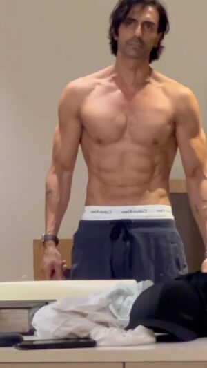 Arjun Rampal Instagram - Oh yeah!!! Feeling good!!! Guess who’s back? #nopainnogain #health #fitness #consistency #everythingispossible #100%natural #nosupplements