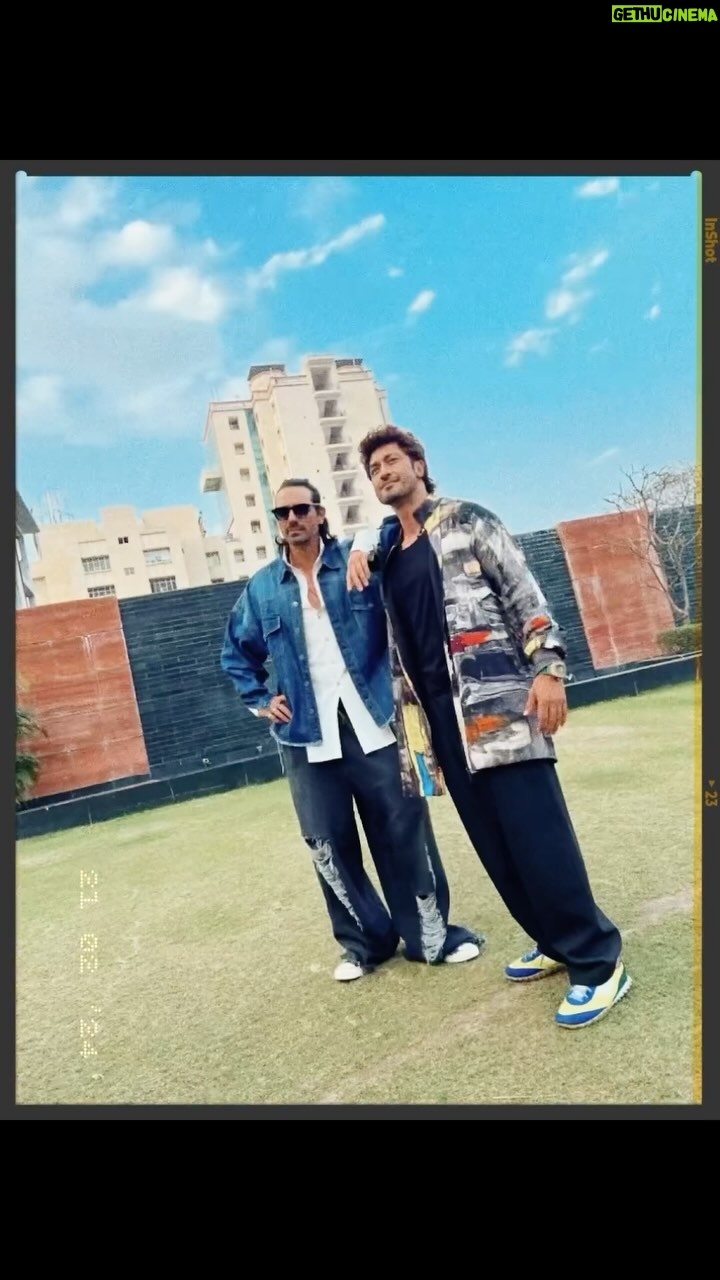 Arjun Rampal Instagram - Ended #Crakk city tour in Lucknow. Now the film is ready and time for us to deliver in your hands. I pray and hope you will enjoy it as much if not more than we enjoyed making it. It’s been a fabulous experience for me, I am fortunate to have worked so closely with this fabulous team. Thank you @mevidyutjammwal @aditya_datt #paragsanghavi @abbassayyed77 @iamamyjackson @norafatehi #rehan @tseriesfilms everyone ❤️ see you at the movies now. #crakk #crakkon23rdfeb