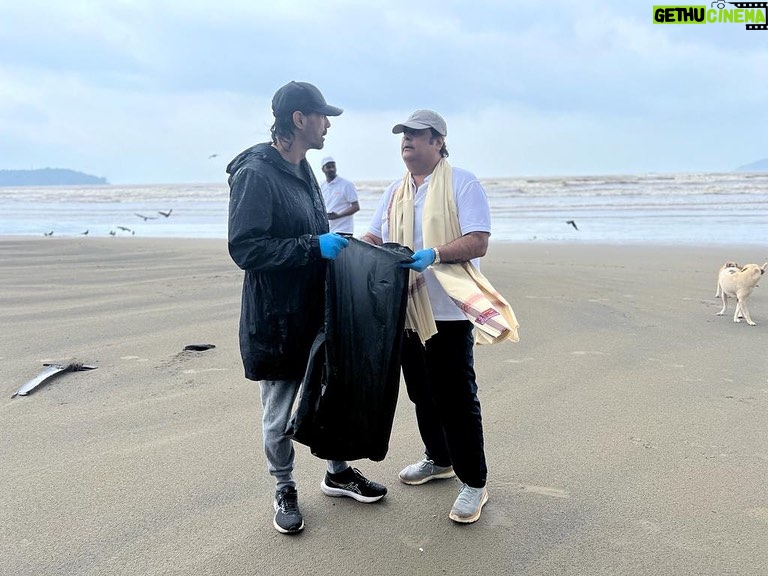 Arjun Rampal Instagram - A morning well spent in cleaning our mess. A beach clean up initiative of honourable Prime Minister @narendramodi ji call for #ektareekhekghantaeksaath shramdaan for swachchhata. Organised by Principle director of IT. Shri #SushilMadhuk #goatourism #rotaryclub #elshaddai. And a large amount of volunteers and environmental enthusiasts. Great job everyone. I hope everyone around our country doing their bit. #SwachhataHiSeva #CleanlinessCampaign #miramarbeach #Goa. #1stOct