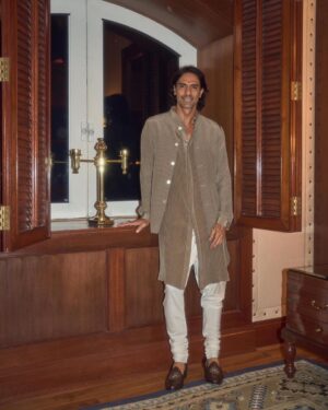 Arjun Rampal Instagram - Celebrating Ganesh Chathurthi with my lovelies Swipe for a surprise 
Wearing @jade_bymk 
Shot by @throwbakc #ganpatibappamorya