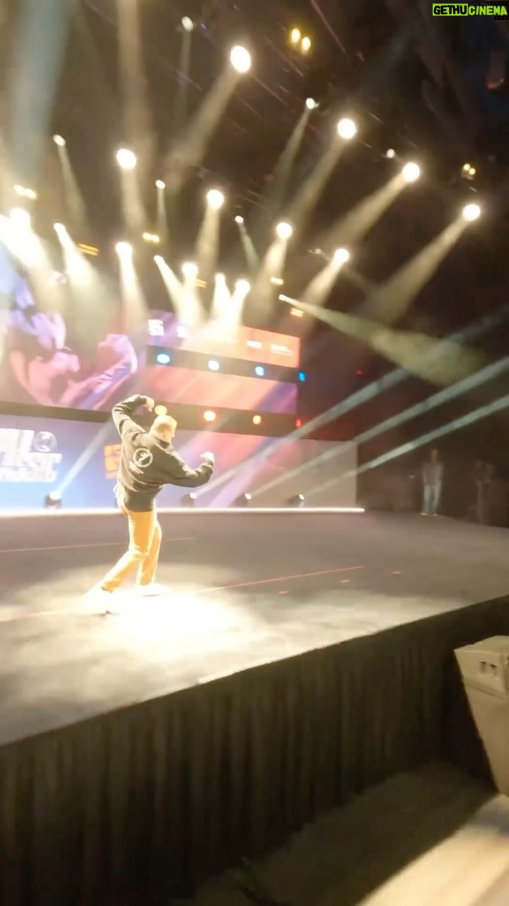 Arnold Schwarzenegger Instagram - It all comes down to tonight ‼️ Tune in to the 2024 Arnold Classic, Bikini International and Men’s Physique finals and witness the largest broadcasting event in bodybuilding history streamed FREE. Head to the link in bio for the livestream presented by @buckedup | 2024 Arnold Classic presented by @mutantnation |