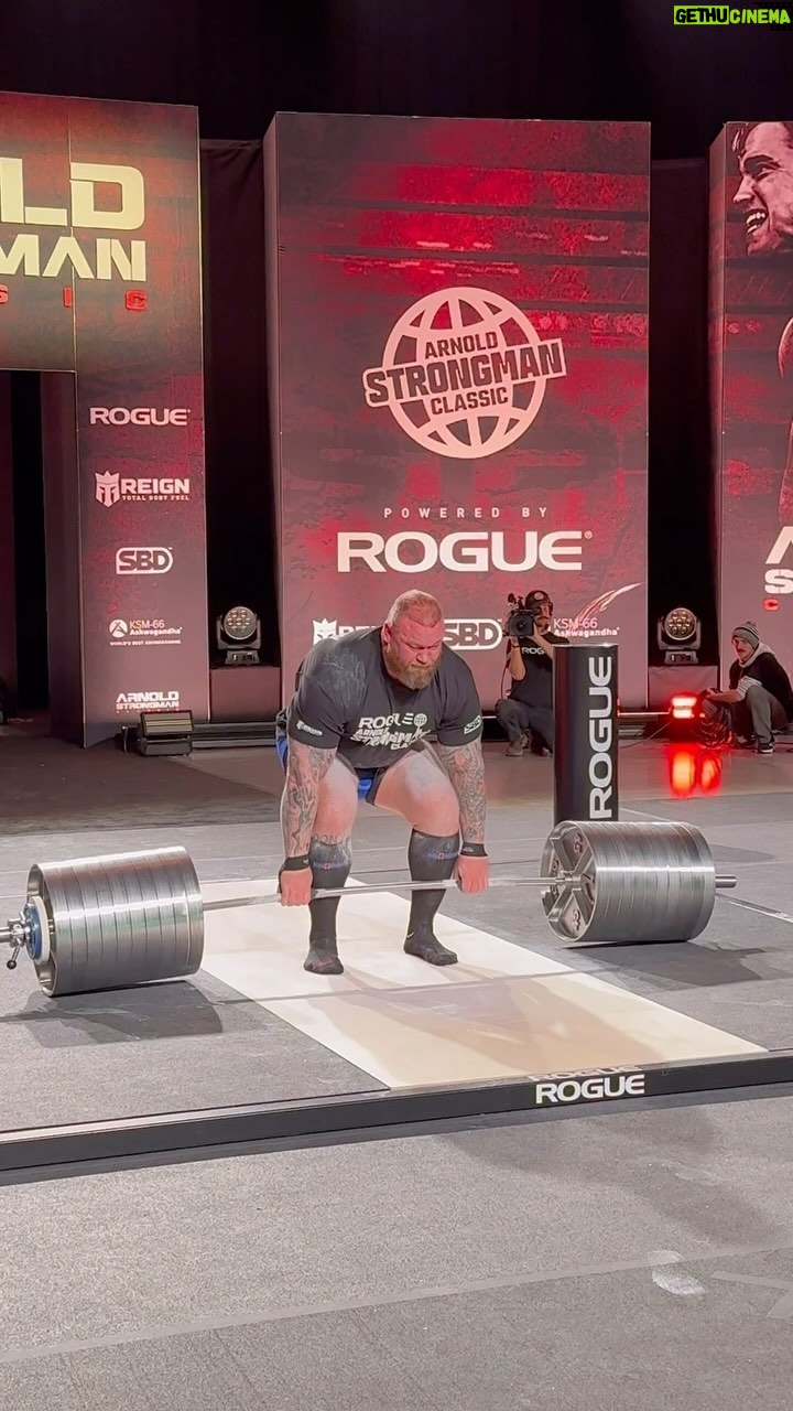 Arnold Schwarzenegger Instagram - HE’S BACKKKKKKK 🔥 @thorbjornsson lifts an unbelievable 1006lbs on the Elephant Bar Deadlift as he’s cheered on by Arnold himself at the Arnold Strongman Classic!! 💪🏻 | 2024 Arnold Strongman Classic presented by @roguefitness @reignbodyfuel @sbdapparel | Greater Columbus Convention Center