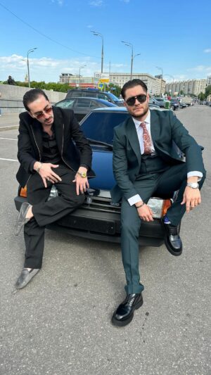 Artem Kalaydzhyan Instagram - Трек «Армяне» уже на всех цифровых площадках🔥
Кто уже слушал и поймал летний вайб?😂
Мы тут раздали цветы на Патриках, кто хочет ещё букет?
.
Делай репост и снимай видео под трек, мы всё смотрим и будем репостить😉