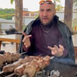 Artem Karokozyan Instagram - А какие советы раздают вам?????Каждый раз когда ты подходишь к мангалу, или просто начинаешь готовить-люди начинают давать советы ! В этом видео я разместил САМЫЕ ЧАСТО УПОМИНАЕМЫЕ ШАБЛОНЫ от советчиков)))которые я слышал в 6 летнем возрасте Кто-нибудь знает почему так происходит ? #( маленькая подсказка - секрет скрыт в психологии и закономерностях работы головного мозга)
