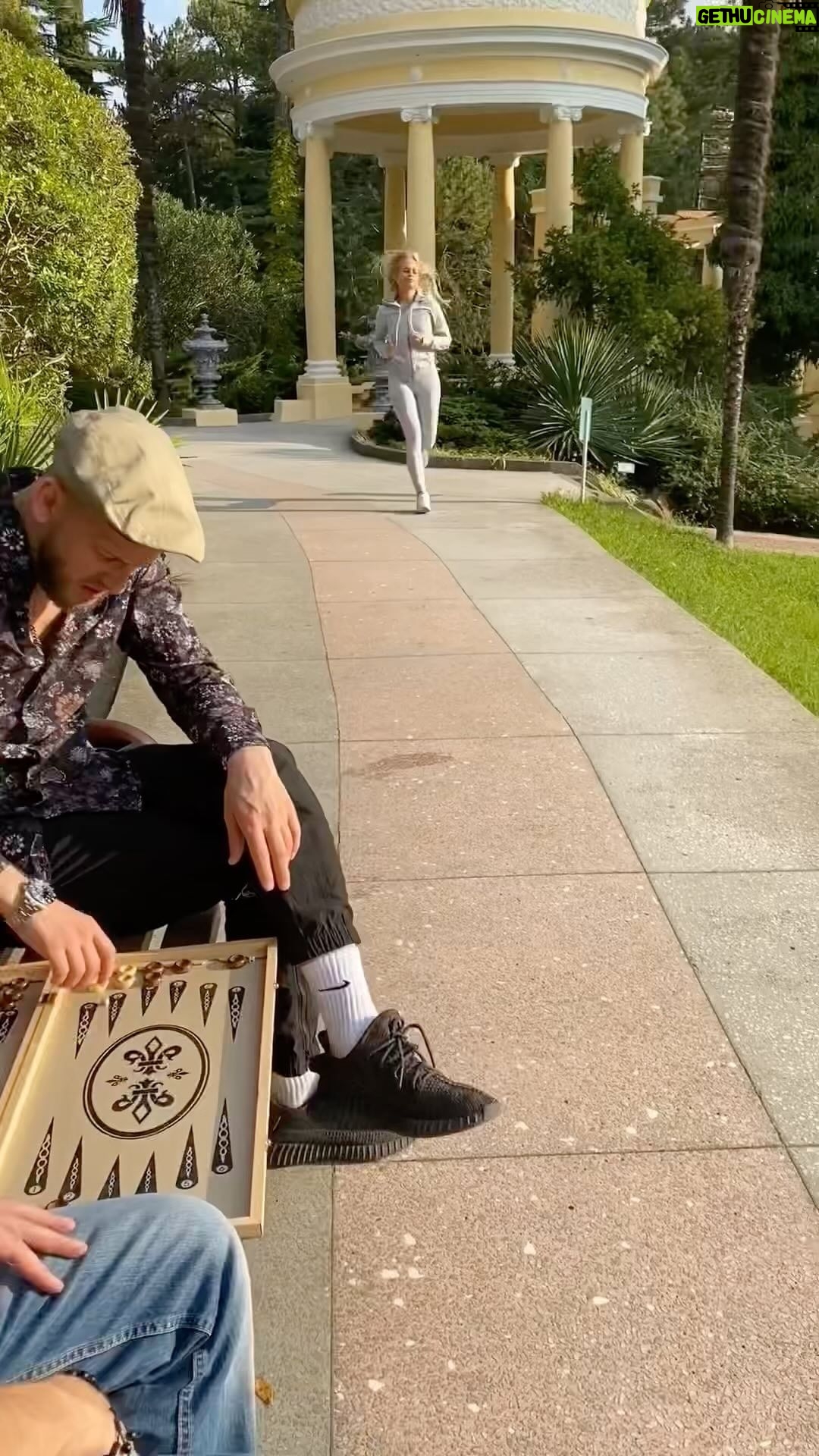 Artem Karokozyan Instagram - Рад приветствовать всех, кому нравятся мои короткие видео! Надеюсь в столь непростое время это виде поможет вам улыбнуться и расслабиться !
