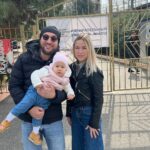 Artem Karokozyan Instagram – Гуляли с ребенком, проходили мимо школы, в которой я учился, традиционно она превращается в избирательный участок в выборные дни. Раньше на выборы не ходил . Но времена диктуют свои законы, все меняется, поэтому созрел момент вовлекаться в жизнь своей страны. Вы кстати пойдете голосовать?