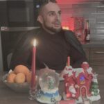 Artem Karokozyan Instagram – Поздравляю всех с Новым годом! Желаю всем фарту,масти, удачи, зелёный свет,на любой дороге вам,и по этой дороге шагать без процентов по кредиткам!С Новым годом!🌲🎁