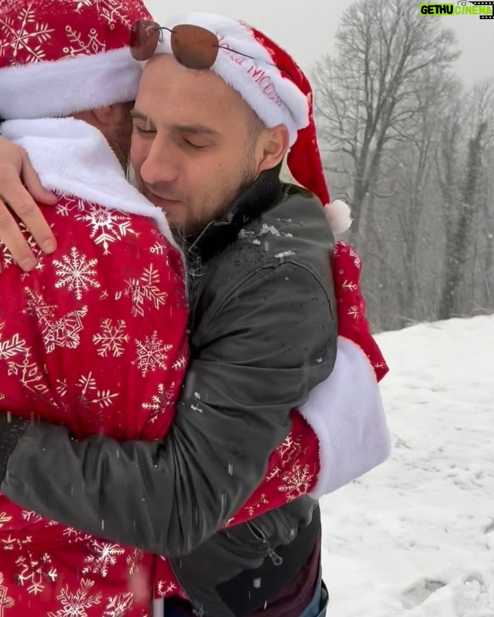 Artem Karokozyan Instagram - Поздравляю всех с Новым годом! Желаю всем фарту,масти, удачи, зелёный свет,на любой дороге вам,и по этой дороге шагать без процентов по кредиткам!С Новым годом!🌲🎁