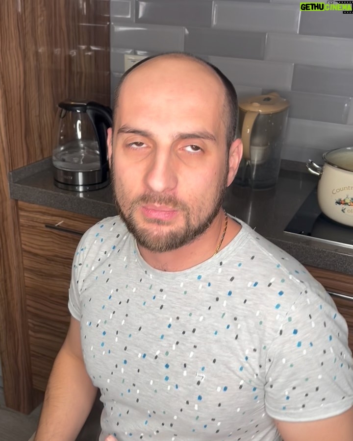 Artem Karokozyan Instagram - Теперь я стал НАСТОЯЩИМ блогером! По -моему у них сейчас такое популярно! Старались отыграть на уровне «лучших» блогеров , да, конечно у нас не так хорошо получилось как у «топов» но мы будем стараться .. Отмечайте таких блогеров, мам, и друзей!