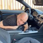 Artem Karokozyan Instagram - Уронил телефон -чуть не развёлся ) У кого под сиденьем Бермудский треугольник ? Или ток у меня?)