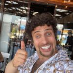Artem Karokozyan Instagram - Он делает губы и груди как для себя! «Доктор Свисток» - первая российская пранк комедия. Во всех кинотеатрах с 17 февраля 2022. Главная экспериментальная Комедия следующей зимы. Во всех сценах фильма участвовали люди, которые не догадывались, что их снимают. Для съёмок мы сделали в Сочи почти настоящую клинику пластической хирургии.