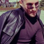 Artem Karokozyan Instagram - СКОРО 10 ЛЕТ СЕРИАЛУ И Я РЕШИЛ ПРОДАТЬ ЛЕГЕНДАРНУЮ КУРТКУ «Кахи». Цена лота 10 000 000 р. Уникальность этого лота в том, что это самый популярный предмет гардероба в пост советском медиа пространстве ! У этой куртки более 2ух миллиардов просмотров только в ютьюбе , а во всем интернете включая инсту и тик ток..то более 3 миллиардов просмотров и это по самым СКРОМНЫМ подсчетам ! Вырученные деньги с продажи этого лота 70% - пойдёт на благотворительность 30% - уйдёт на создание нового проекта который будет радовать вас. Куртка была куплена в 2006 году! Впервые снялась в «кахе» в 2012 году и на протяжении 10 лет не разу не предала этот сериал! Куртка побывала в таких городах как: Москва, Питер, Сочи, Новороссийск, Краснодар, Ростов, Екатеринбург, Красноярск, Томск, Воронеж, Казань, Чебоксары и другие ... Куртка плавала вместе с героем в трёх морях омывающих нашу страну, в реках, пережила морозы -40, жару +42, порезана ножом во время съёмок, на куртке также остался след от птичьего помета из первой серии, куртка поцарапана лесом, заборами, съемочным оборудованием, также в ней сделаны 3-4 отверстия для звукозаписывающего оборудования. Я единственный хозяин! Во внутреннем кармане оставлю то, что удивит и обрадует покупателя, оставленное в кармане удивит всю страну! #курткакахи #курткаartem_karokoz