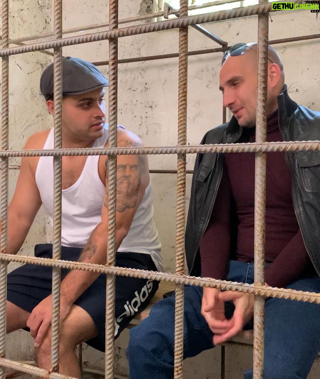 Artem Karokozyan Instagram - СКОРО 10 ЛЕТ СЕРИАЛУ И Я РЕШИЛ ПРОДАТЬ ЛЕГЕНДАРНУЮ КУРТКУ «Кахи». Цена лота 10 000 000 р. Уникальность этого лота в том, что это самый популярный предмет гардероба в пост советском медиа пространстве ! У этой куртки более 2ух миллиардов просмотров только в ютьюбе , а во всем интернете включая инсту и тик ток..то более 3 миллиардов просмотров и это по самым СКРОМНЫМ подсчетам ! Вырученные деньги с продажи этого лота 70% - пойдёт на благотворительность 30% - уйдёт на создание нового проекта который будет радовать вас. Куртка была куплена в 2006 году! Впервые снялась в «кахе» в 2012 году и на протяжении 10 лет не разу не предала этот сериал! Куртка побывала в таких городах как: Москва, Питер, Сочи, Новороссийск, Краснодар, Ростов, Екатеринбург, Красноярск, Томск, Воронеж, Казань, Чебоксары и другие ... Куртка плавала вместе с героем в трёх морях омывающих нашу страну, в реках, пережила морозы -40, жару +42, порезана ножом во время съёмок, на куртке также остался след от птичьего помета из первой серии, куртка поцарапана лесом, заборами, съемочным оборудованием, также в ней сделаны 3-4 отверстия для звукозаписывающего оборудования. Я единственный хозяин! Во внутреннем кармане оставлю то, что удивит и обрадует покупателя, оставленное в кармане удивит всю страну! #курткакахи #курткаartem_karokoz