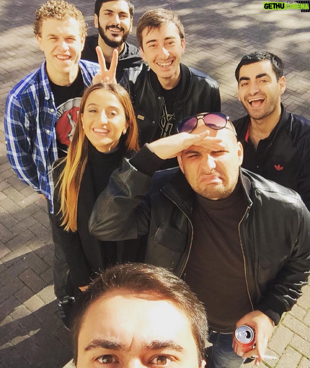 Artem Karokozyan Instagram - СКОРО 10 ЛЕТ СЕРИАЛУ И Я РЕШИЛ ПРОДАТЬ ЛЕГЕНДАРНУЮ КУРТКУ «Кахи». Цена лота 10 000 000 р. Уникальность этого лота в том, что это самый популярный предмет гардероба в пост советском медиа пространстве ! У этой куртки более 2ух миллиардов просмотров только в ютьюбе , а во всем интернете включая инсту и тик ток..то более 3 миллиардов просмотров и это по самым СКРОМНЫМ подсчетам ! Вырученные деньги с продажи этого лота 70% - пойдёт на благотворительность 30% - уйдёт на создание нового проекта который будет радовать вас. Куртка была куплена в 2006 году! Впервые снялась в «кахе» в 2012 году и на протяжении 10 лет не разу не предала этот сериал! Куртка побывала в таких городах как: Москва, Питер, Сочи, Новороссийск, Краснодар, Ростов, Екатеринбург, Красноярск, Томск, Воронеж, Казань, Чебоксары и другие ... Куртка плавала вместе с героем в трёх морях омывающих нашу страну, в реках, пережила морозы -40, жару +42, порезана ножом во время съёмок, на куртке также остался след от птичьего помета из первой серии, куртка поцарапана лесом, заборами, съемочным оборудованием, также в ней сделаны 3-4 отверстия для звукозаписывающего оборудования. Я единственный хозяин! Во внутреннем кармане оставлю то, что удивит и обрадует покупателя, оставленное в кармане удивит всю страну! #курткакахи #курткаartem_karokoz