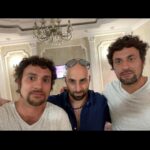 Artem Karokozyan Instagram - Он делает губы и груди как для себя! «Доктор Свисток» - первая российская пранк комедия. Во всех кинотеатрах с 17 февраля 2022. Главная экспериментальная Комедия следующей зимы. Во всех сценах фильма участвовали люди, которые не догадывались, что их снимают. Для съёмок мы сделали в Сочи почти настоящую клинику пластической хирургии.