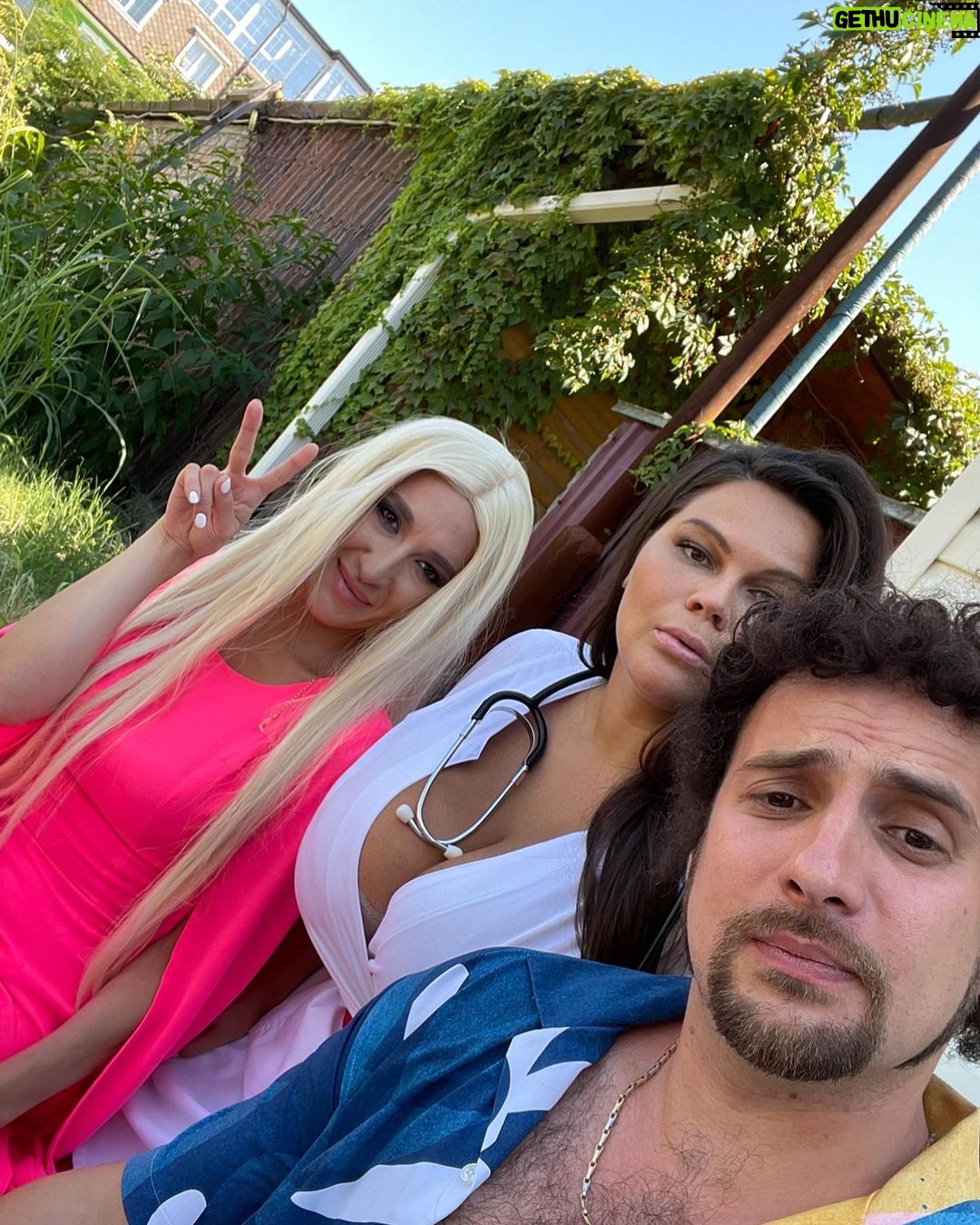 Artem Karokozyan Instagram - Он делает губы и груди как для себя! «Доктор Свисток» - первая российская пранк комедия. Во всех кинотеатрах с 17 февраля 2022. Главная экспериментальная Комедия следующей зимы. Во всех сценах фильма участвовали люди, которые не догадывались, что их снимают. Для съёмок мы сделали в Сочи почти настоящую клинику пластической хирургии.
