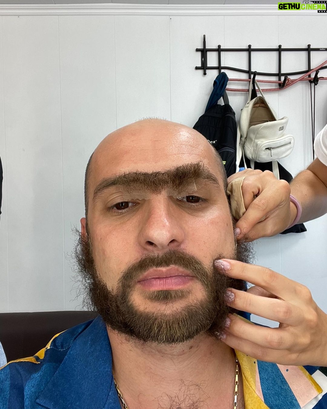 Artem Karokozyan Instagram - Он делает губы и груди как для себя! «Доктор Свисток» - первая российская пранк комедия. Во всех кинотеатрах с 17 февраля 2022. Главная экспериментальная Комедия следующей зимы. Во всех сценах фильма участвовали люди, которые не догадывались, что их снимают. Для съёмок мы сделали в Сочи почти настоящую клинику пластической хирургии.