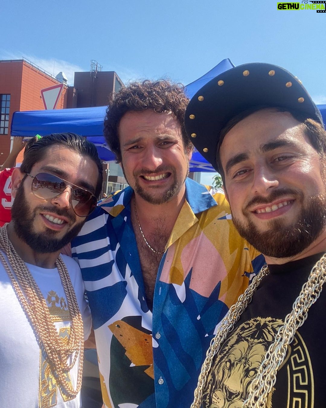 Artem Karokozyan Instagram - Он делает губы и груди как для себя! «Доктор Свисток» - первая российская пранк комедия. Во всех кинотеатрах с 17 февраля 2022. Главная экспериментальная Комедия следующей зимы. Во всех сценах фильма участвовали люди, которые не догадывались, что их снимают. Для съёмок мы сделали в Сочи почти настоящую клинику пластической хирургии.