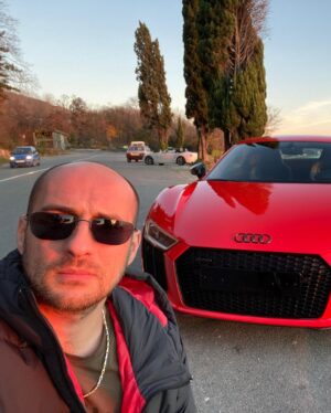Artem Karokozyan Instagram - Кто знает , селфи до сих пор актуальны, Или это сейчас уже не модно ?