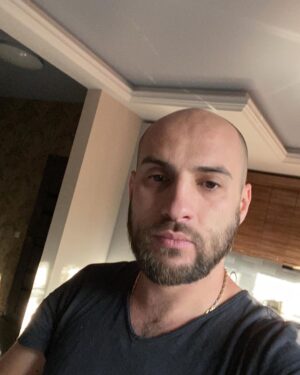 Artem Karokozyan Instagram - Кто знает , селфи до сих пор актуальны, Или это сейчас уже не модно ?
