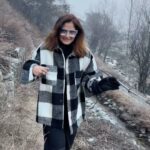 Arti Singh Instagram - And the best experience in Kashmir was this . Going to local village and spending some time with locals ❤️ so warm and loving they were .. #gulmarg ..