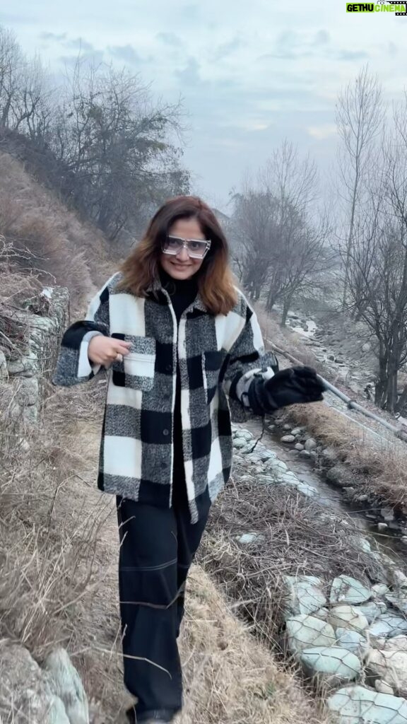 Arti Singh Instagram - And the best experience in Kashmir was this . Going to local village and spending some time with locals ❤️ so warm and loving they were .. #gulmarg ..
