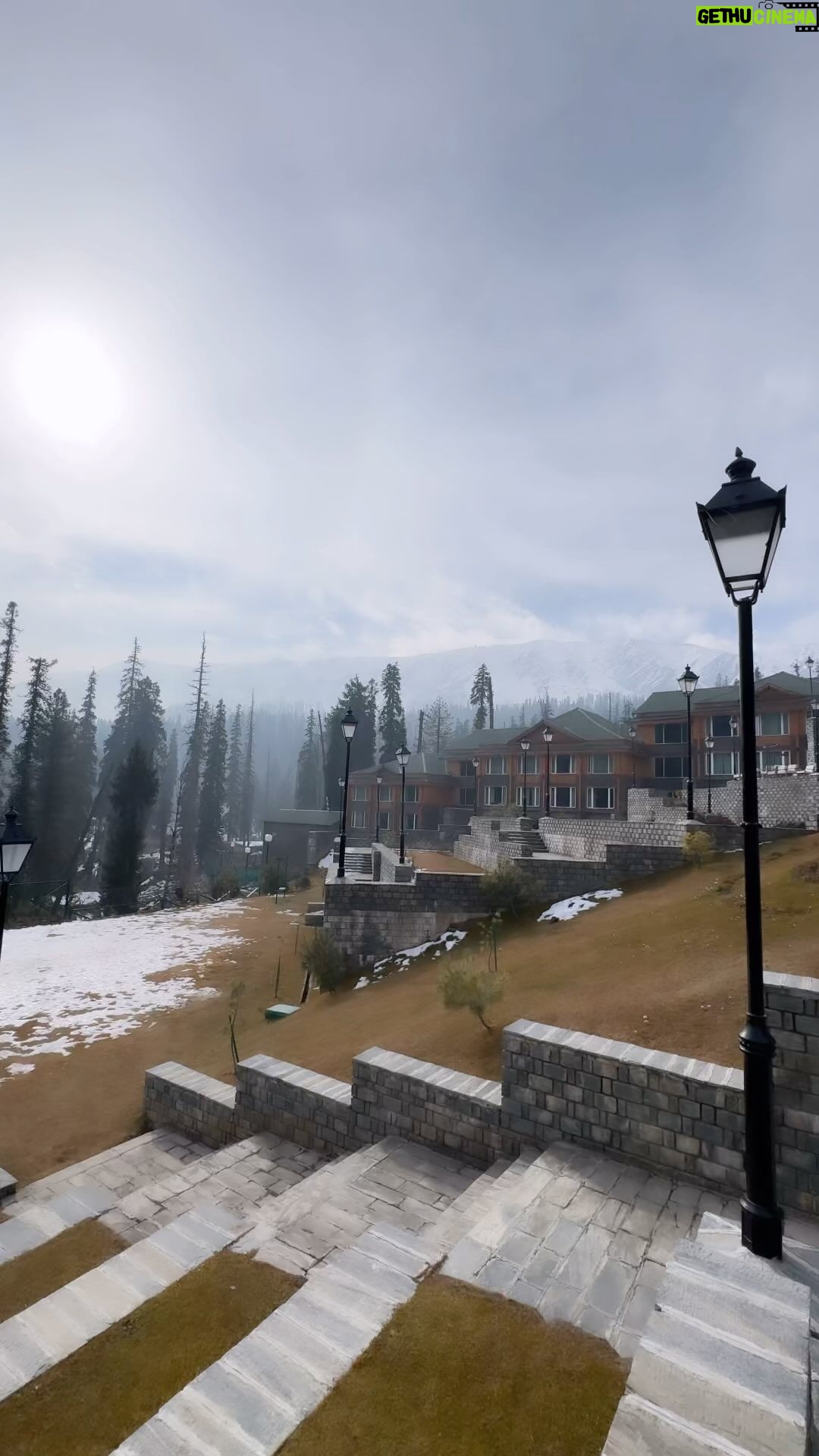 Arti Singh Instagram - Tum kya mile ❤️ #khyber #gulmarg perfect song at perfect location