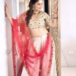 Arti Singh Instagram – Khusbu Teri chooke sinduri ho jaun❤️

Wearing @subarana.devendran @officialsdcouture