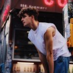 Artur Babich Instagram - бабич, а есть фотки где ты смотришь в камеру?😅 📸@timbites New York